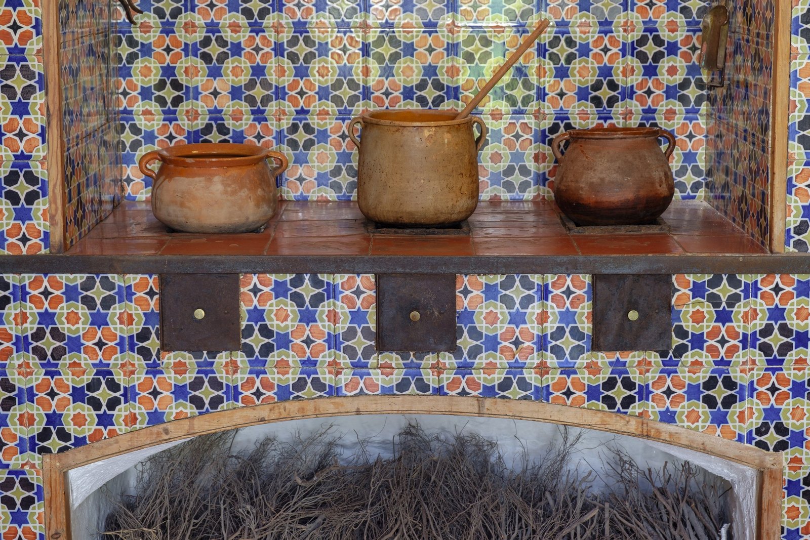 Tres cazos sobre el fogón de la cocina histórica
